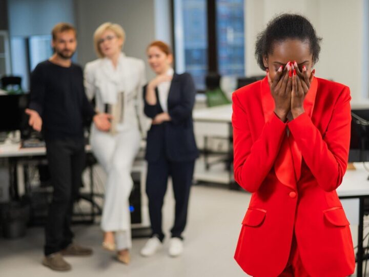Naruszenia zasad współżycia społecznego w miejscu pracy: konsekwencje i przykłady