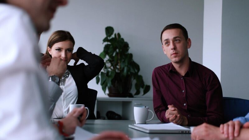 Fałszywe pomówienia w pracy – jak sobie z nimi radzić?